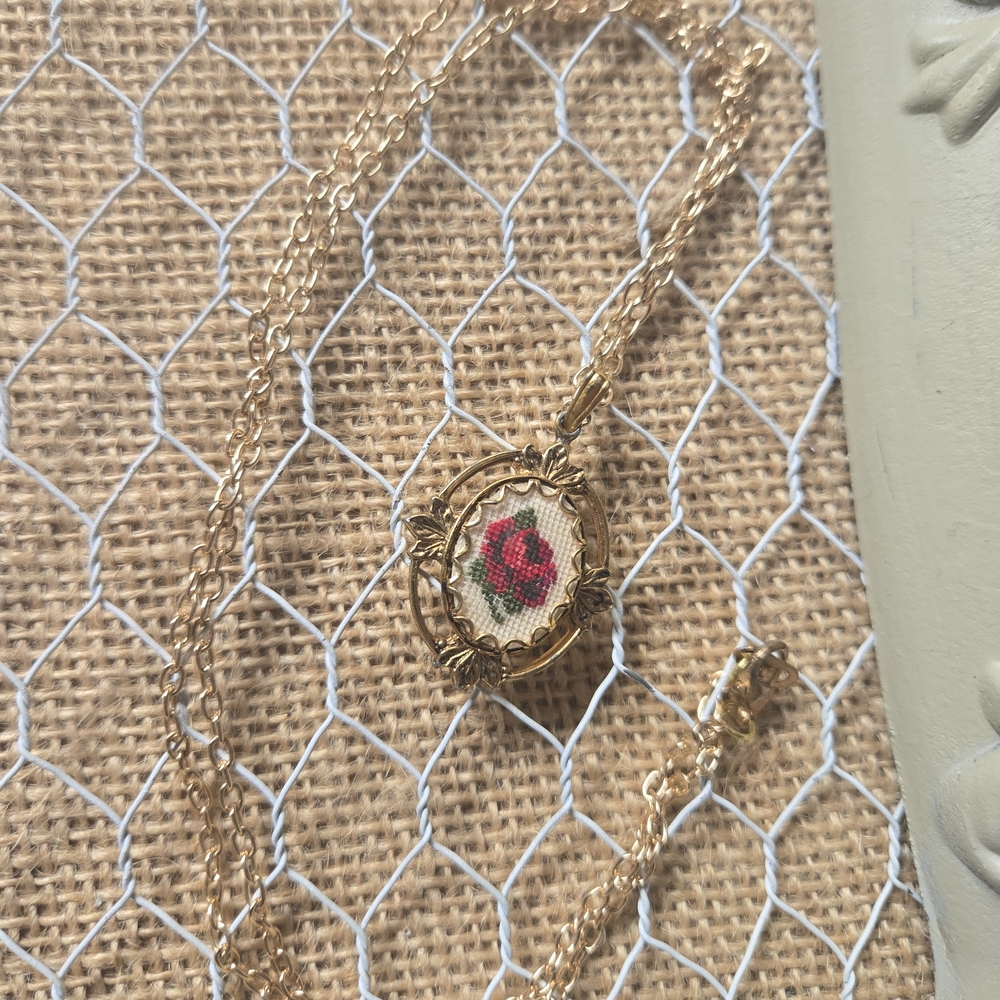 Elegant Gold and Red Pendant Necklace
